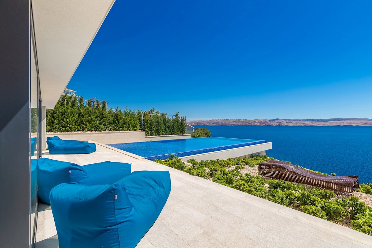 Una splendida villa contemporanea fronte mare che vanta una vista spettacolare