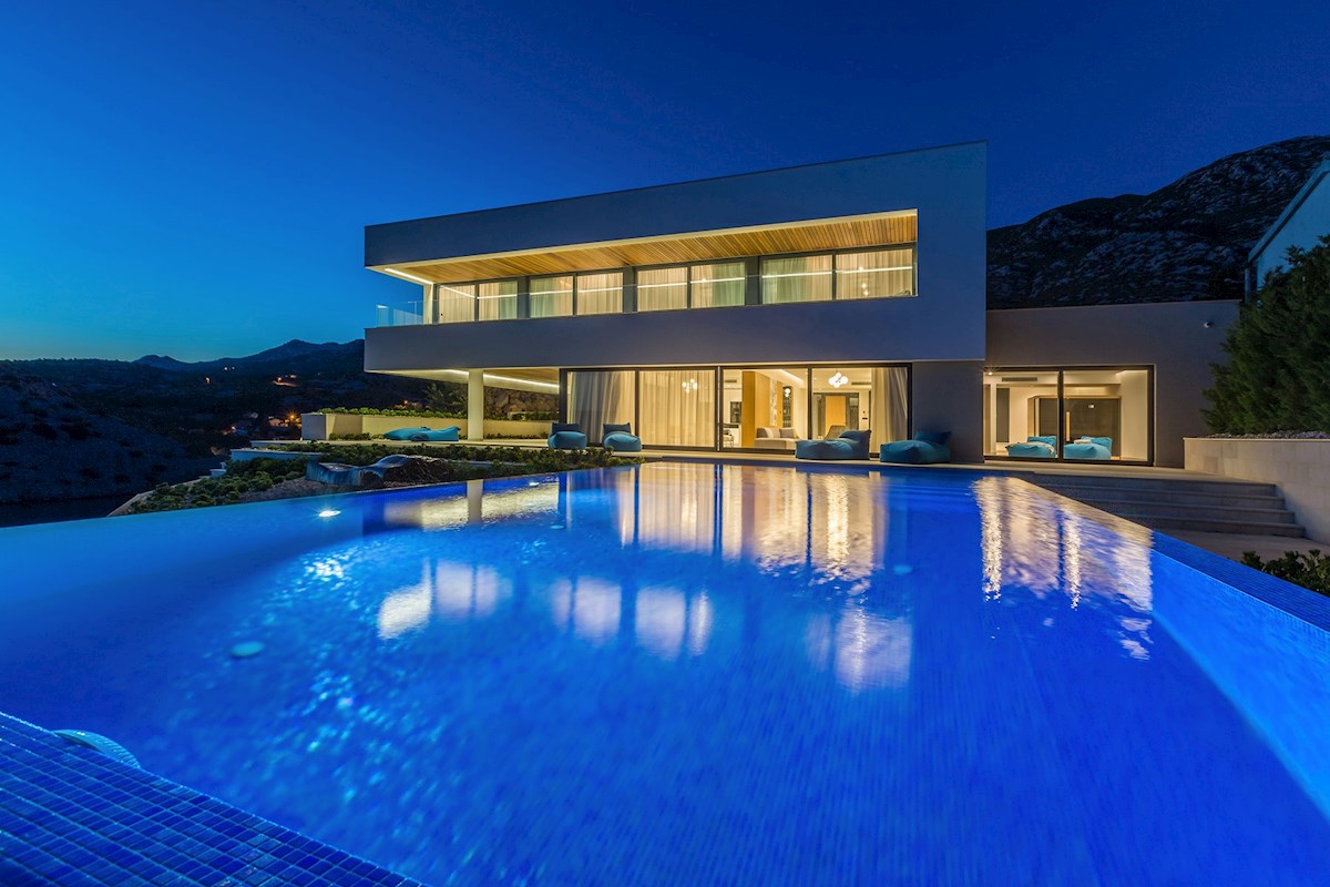 Una splendida villa contemporanea fronte mare che vanta una vista spettacolare