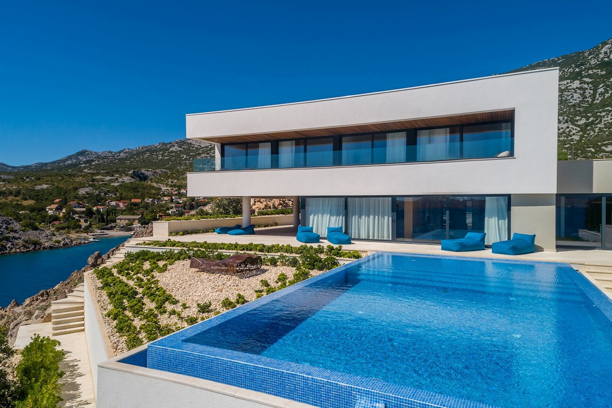 Una splendida villa contemporanea fronte mare che vanta una vista spettacolare