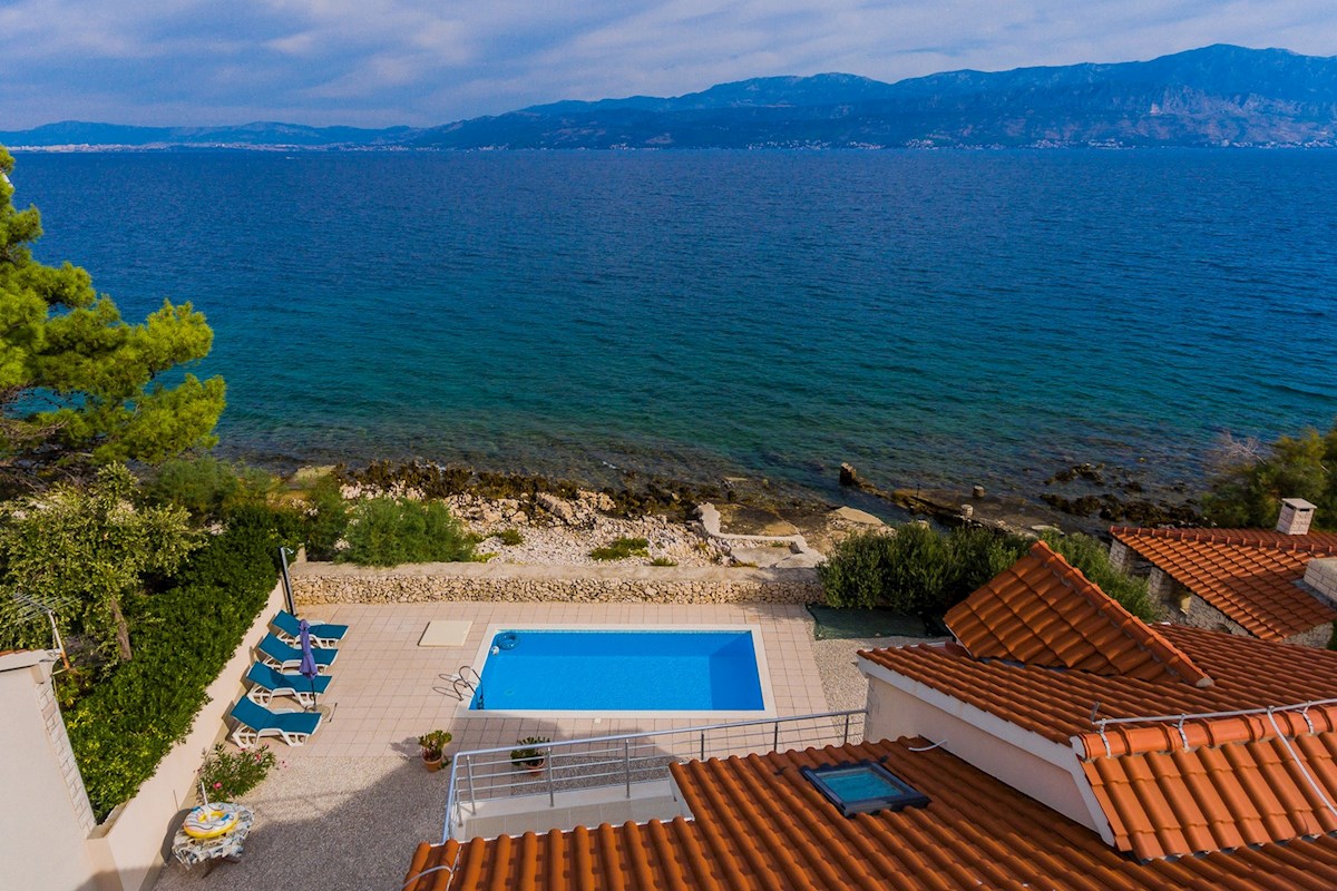 Villa in pietra in una posizione unica sul mare