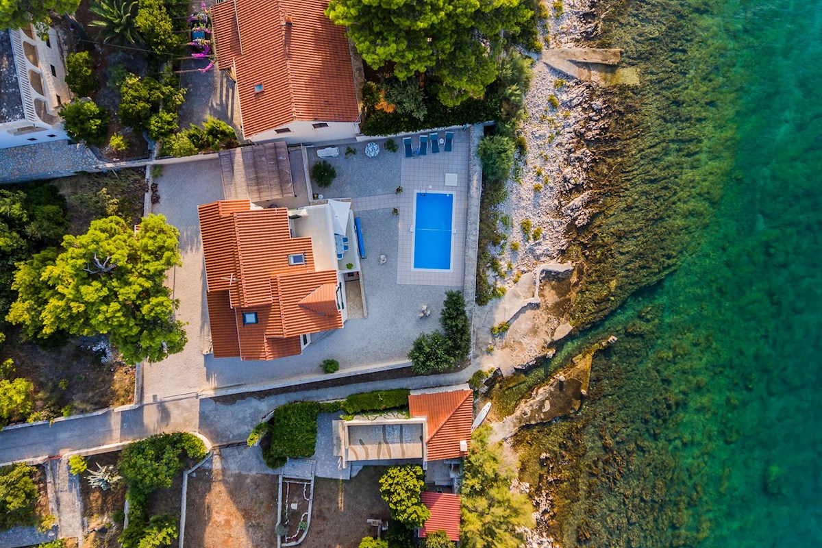 Villa in pietra in una posizione unica sul mare