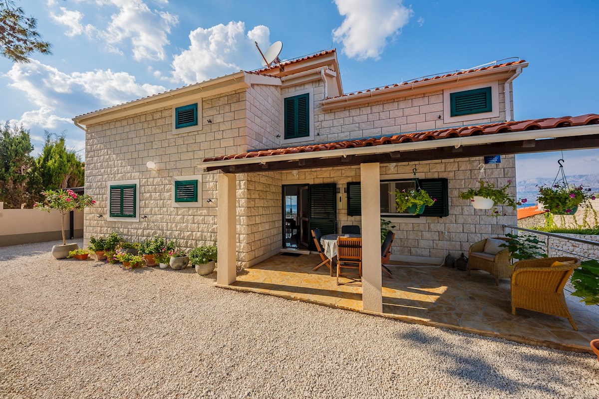 Villa in pietra in una posizione unica sul mare