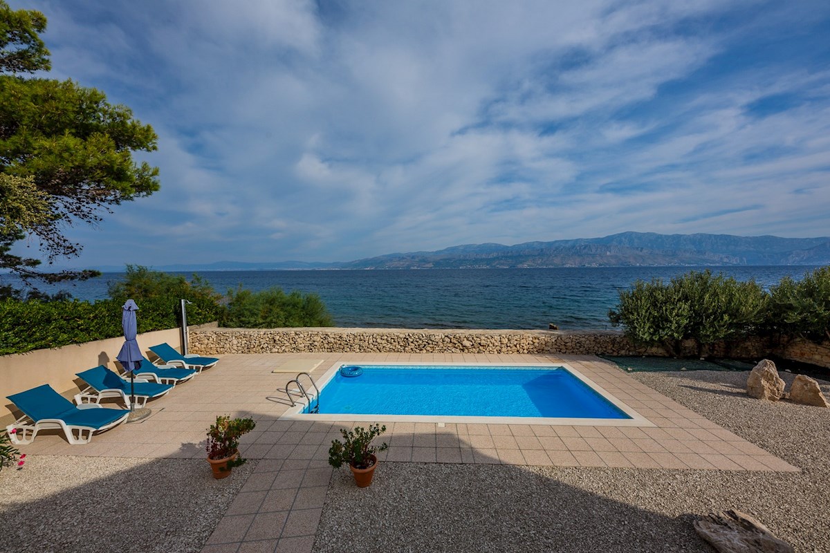 Villa in pietra in una posizione unica sul mare