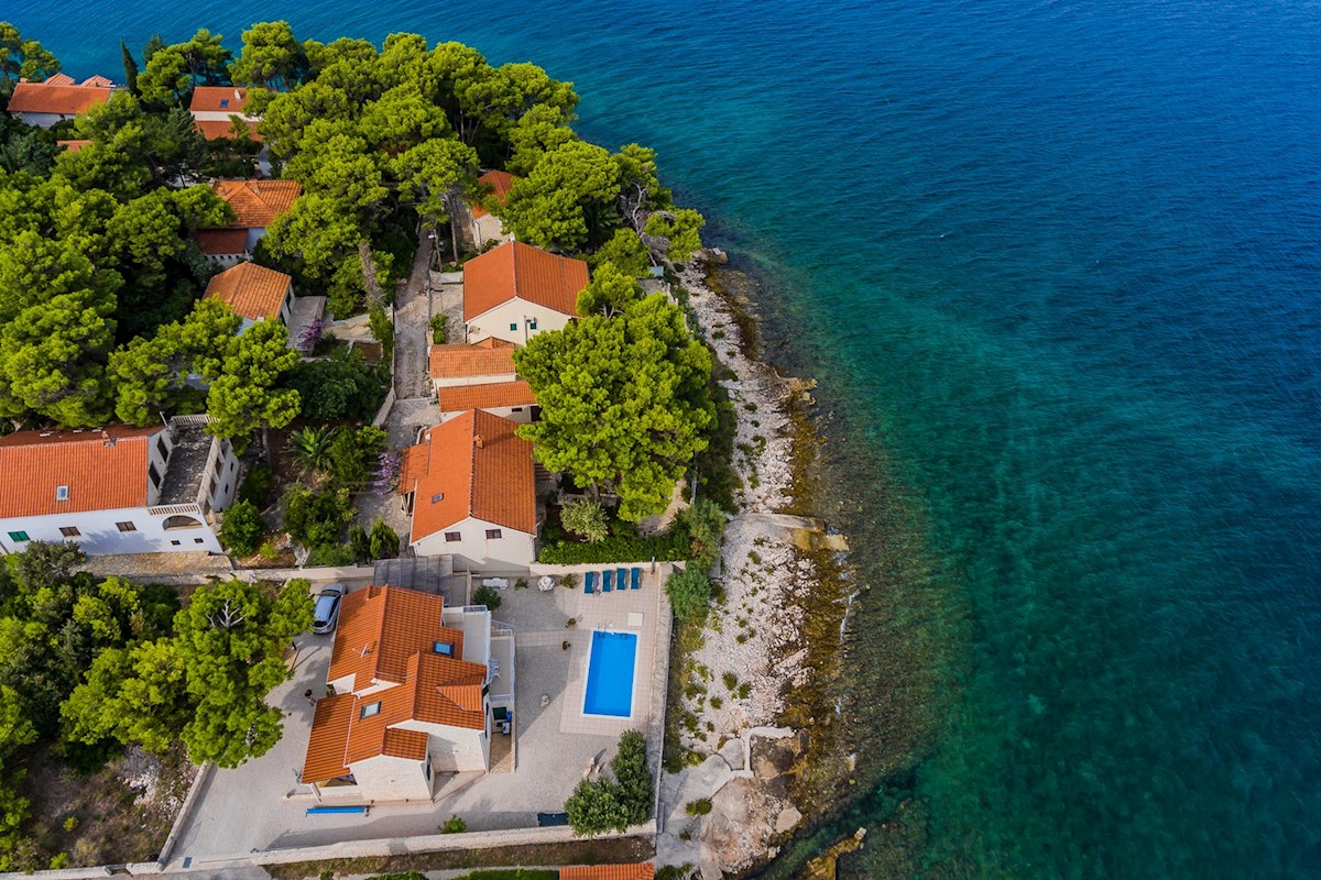 Villa in pietra in una posizione unica sul mare