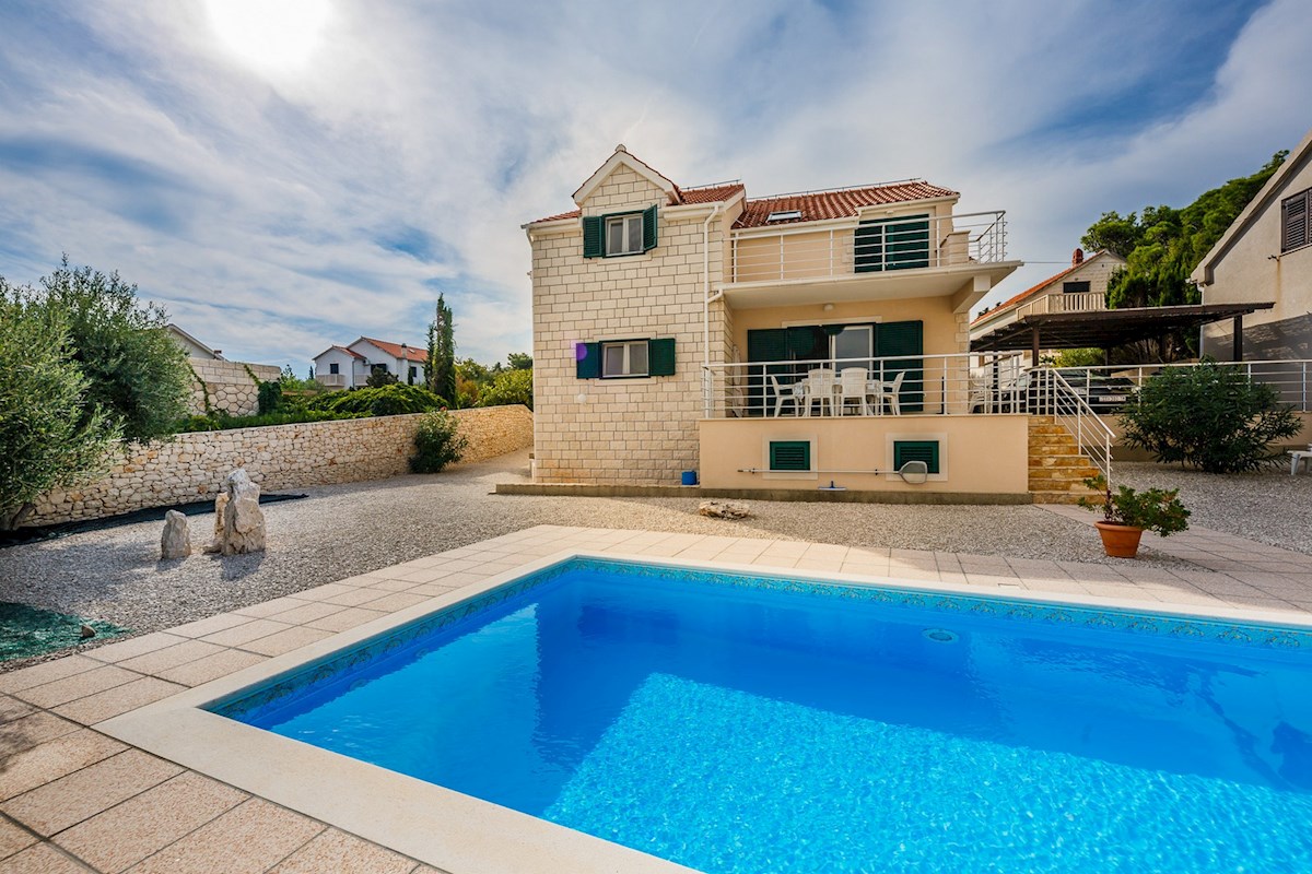 Villa in pietra in una posizione unica sul mare