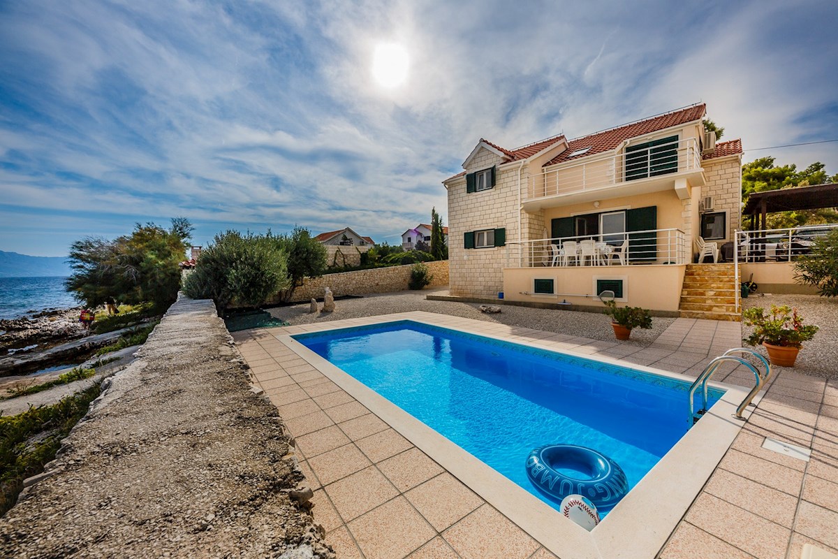 Villa in pietra in una posizione unica sul mare