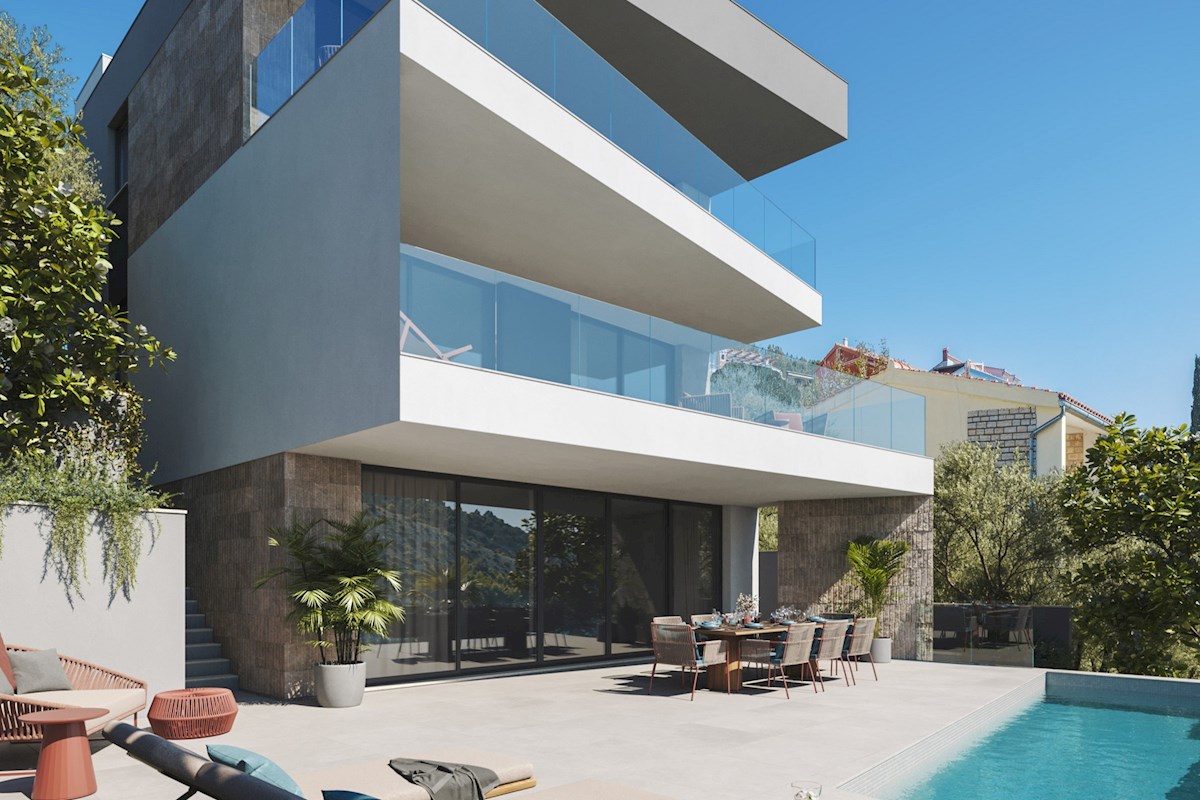 Terreno edificabile con permesso per la costruzione di una villa di lusso fronte mare