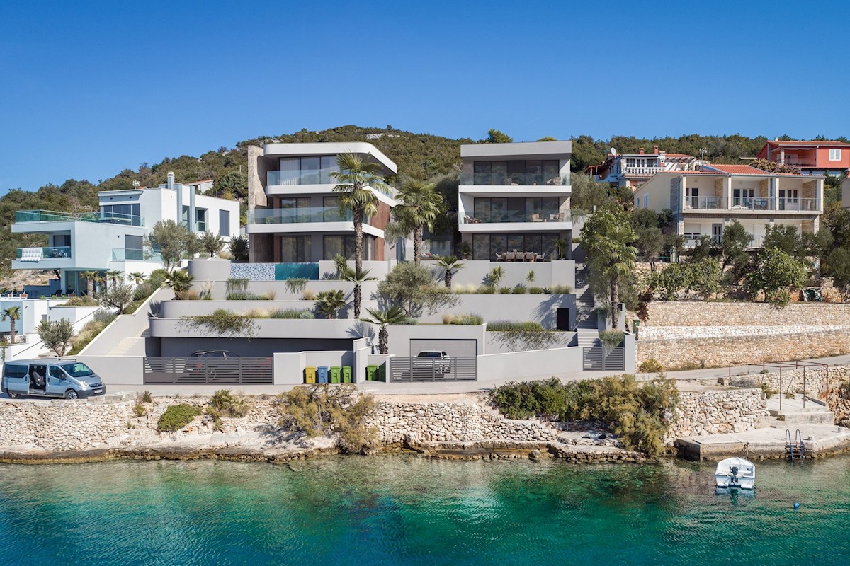 Terreno edificabile con permesso per la costruzione di una villa di lusso fronte mare