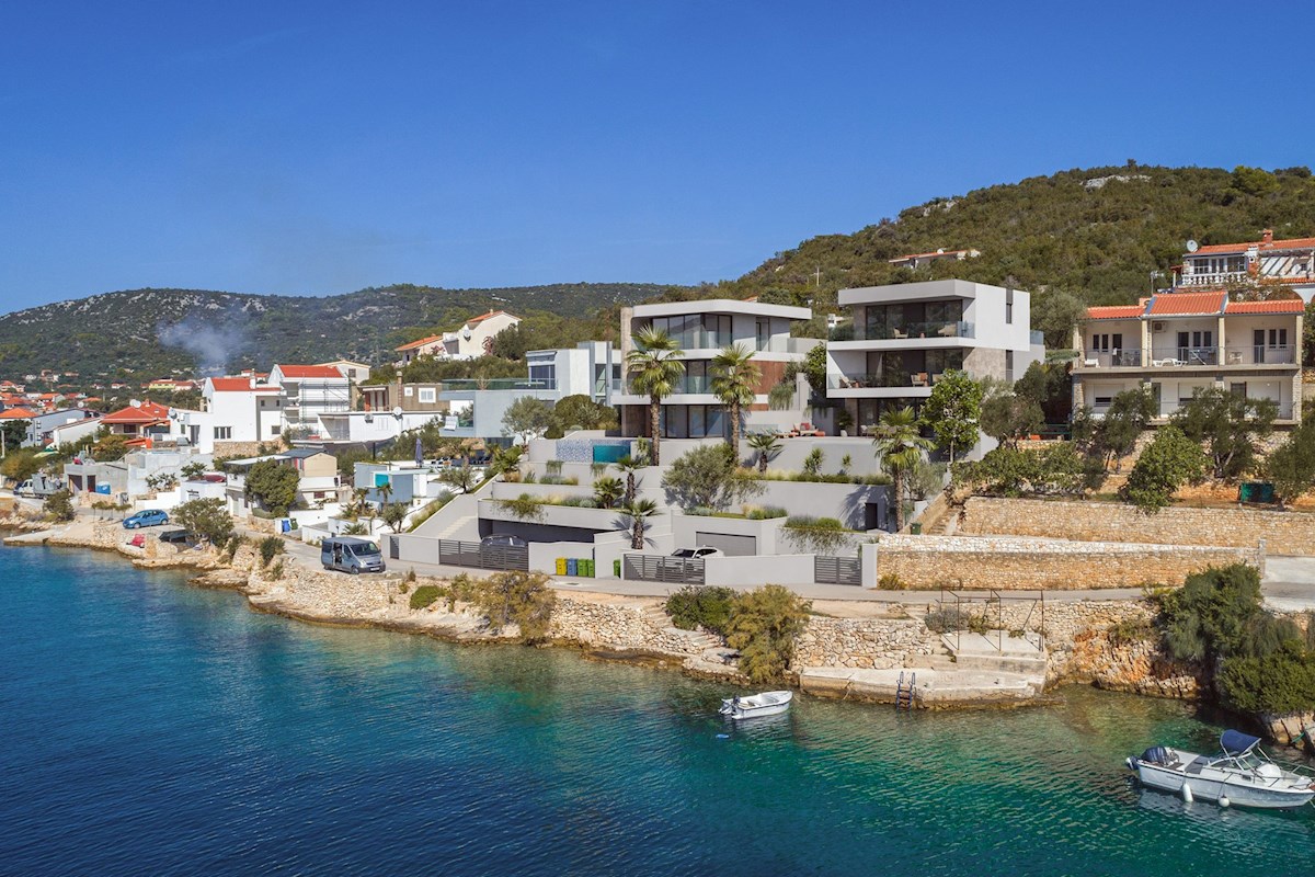 Terreno edificabile con permesso per la costruzione di una villa di lusso fronte mare