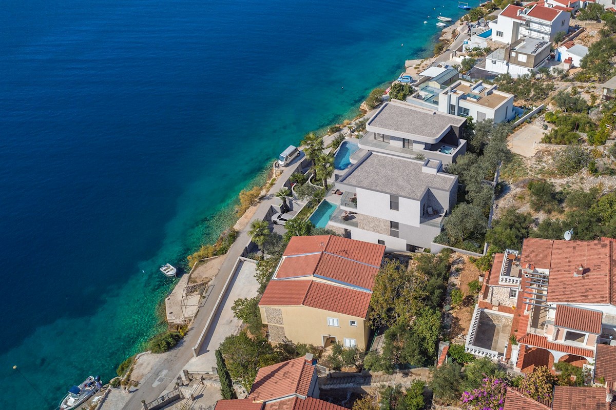 Terreno edificabile con permesso per la costruzione di una villa di lusso fronte mare