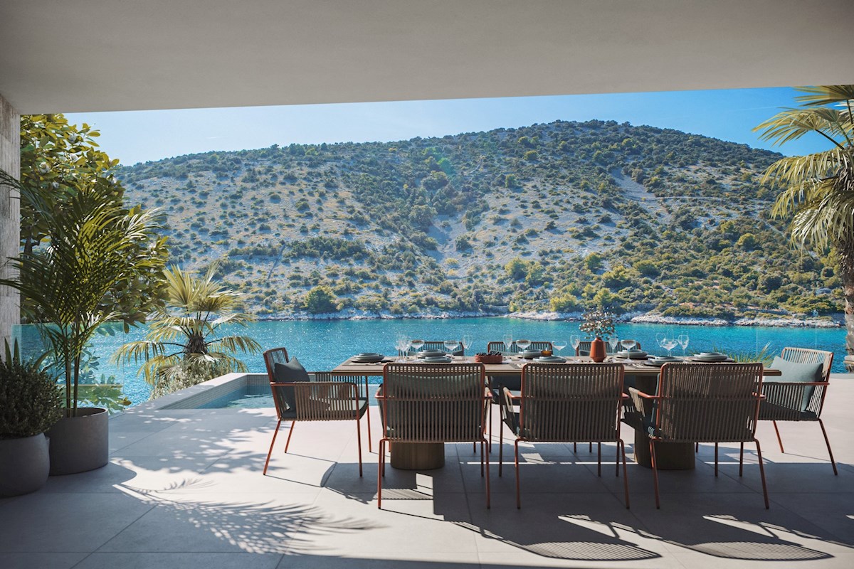 Terreno edificabile con permesso per la costruzione di una villa di lusso fronte mare