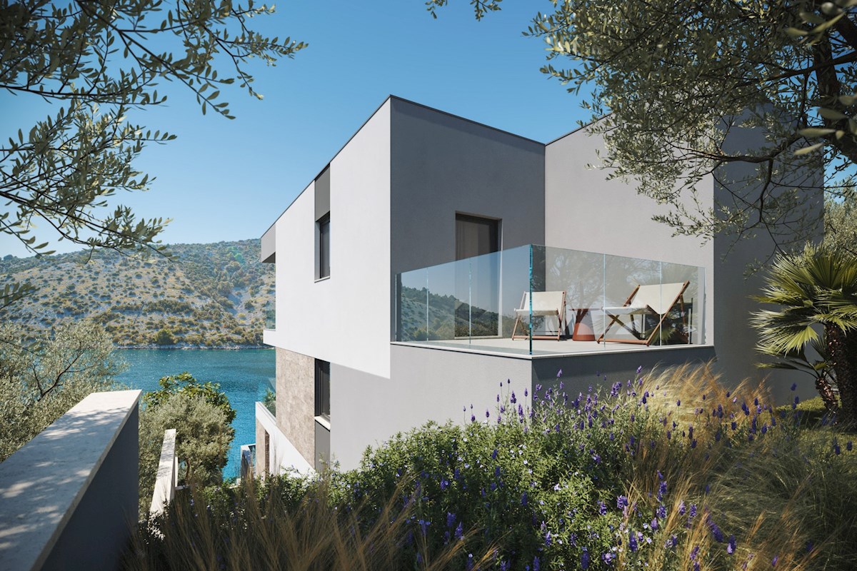 Terreno edificabile con permesso per la costruzione di una villa di lusso fronte mare