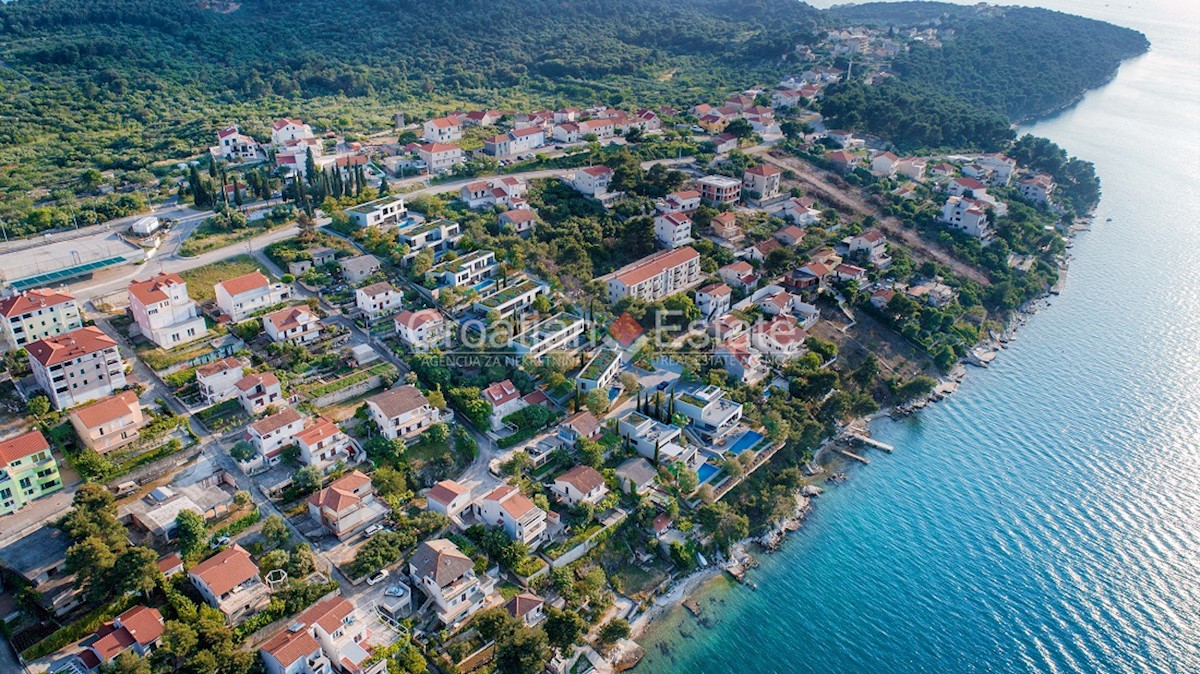 Isola di Ciovo - Lussuosa villa con piscina riscaldata, Seconda fila al mare