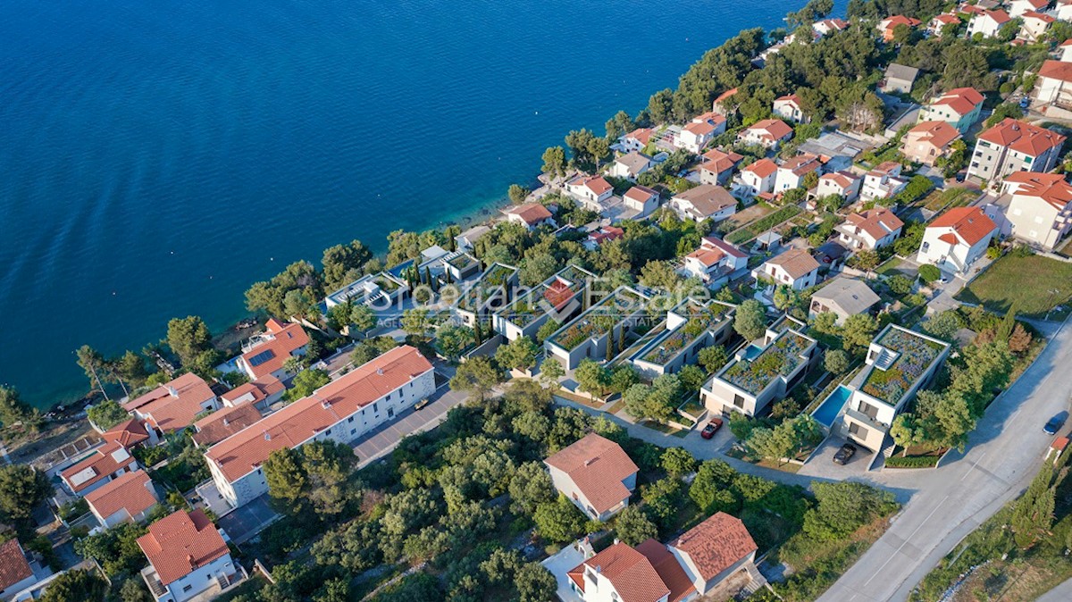 Isola di Ciovo - Lussuosa villa con piscina riscaldata, Seconda fila al mare