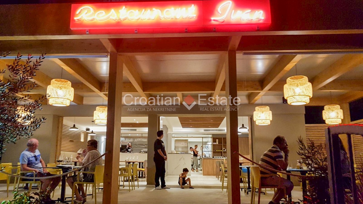 Ristorante con tre spaziosi appartamenti, proprio sopra la spiaggia