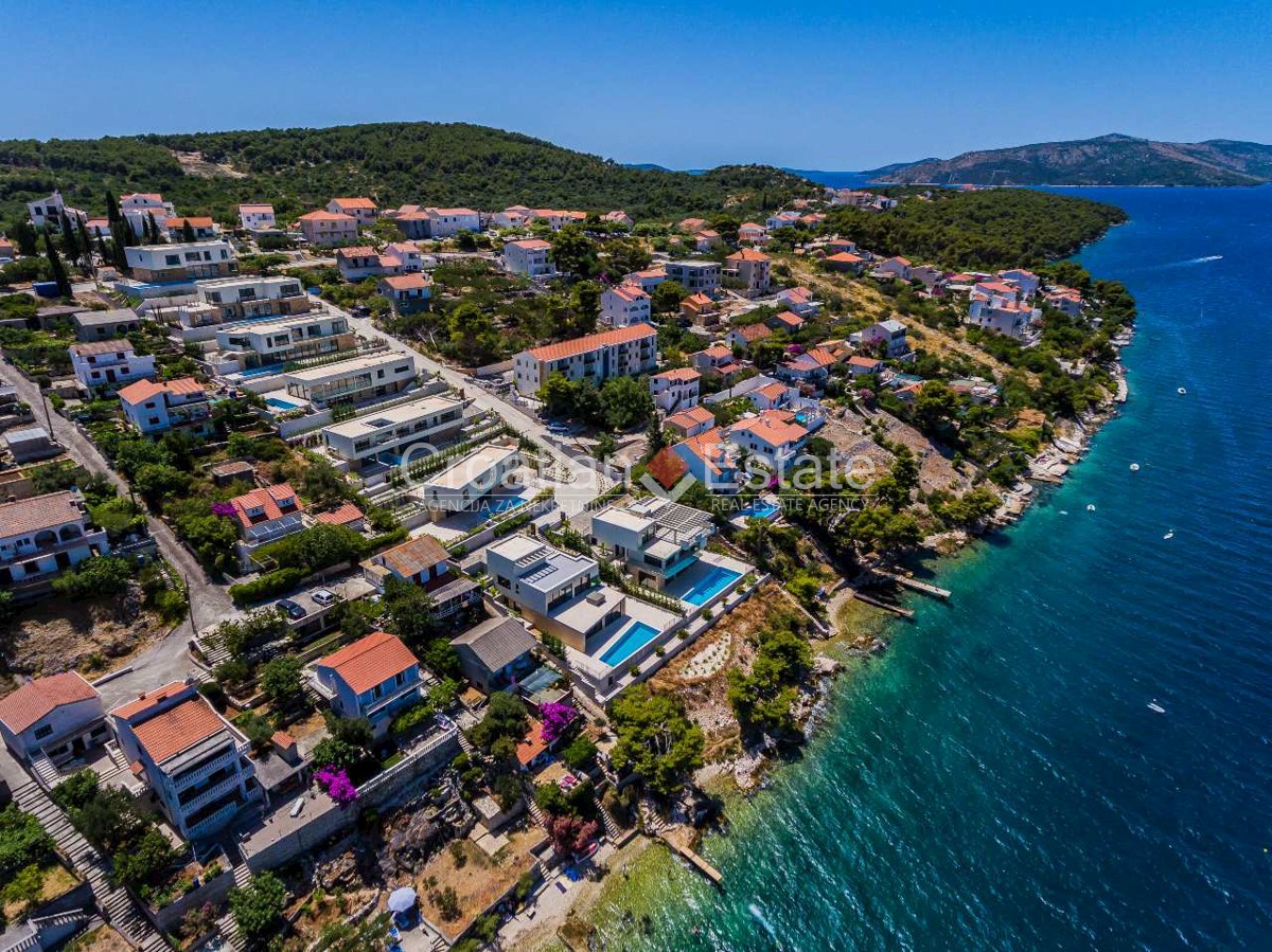 Isola di Ciovo - Lussuosa villa fronte mare con piscina