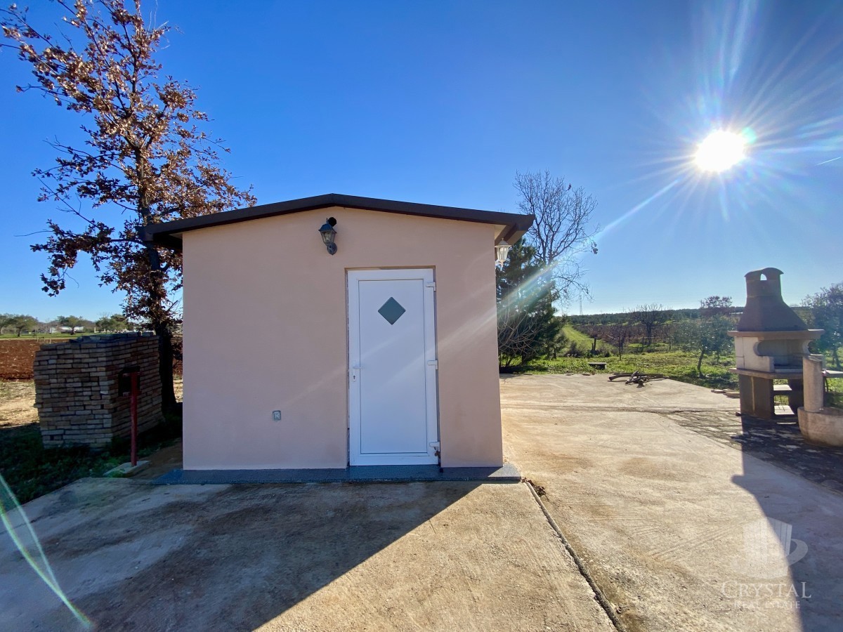 10.324 m2 PROPRIETÀ AGRICOLA CON ULIVETO, VISTA MARE E STRUTTURA LEGALIZZATA: UN'OASI DI PACE A SOLI 3,5 KM DA NOVIGRAD!