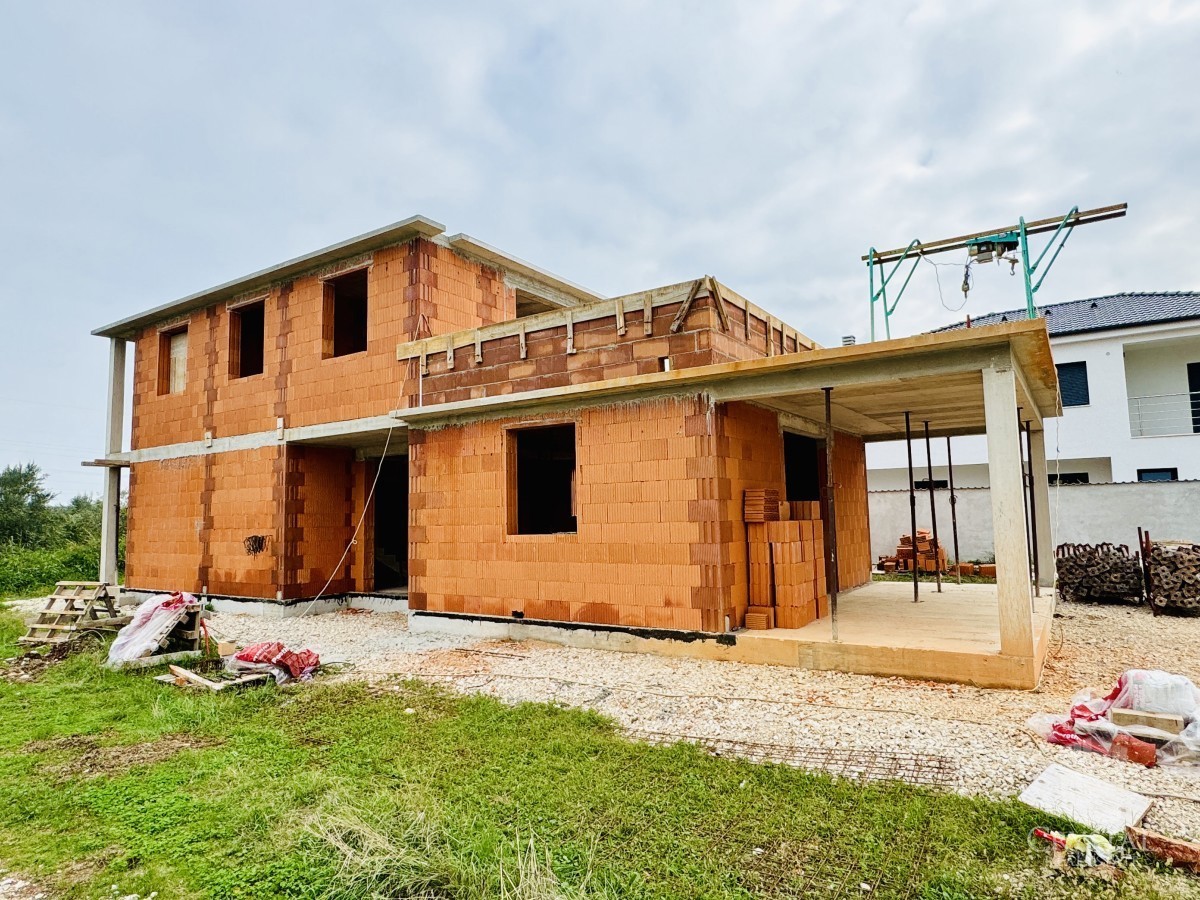 Vendita di una casa moderna in una zona tranquilla