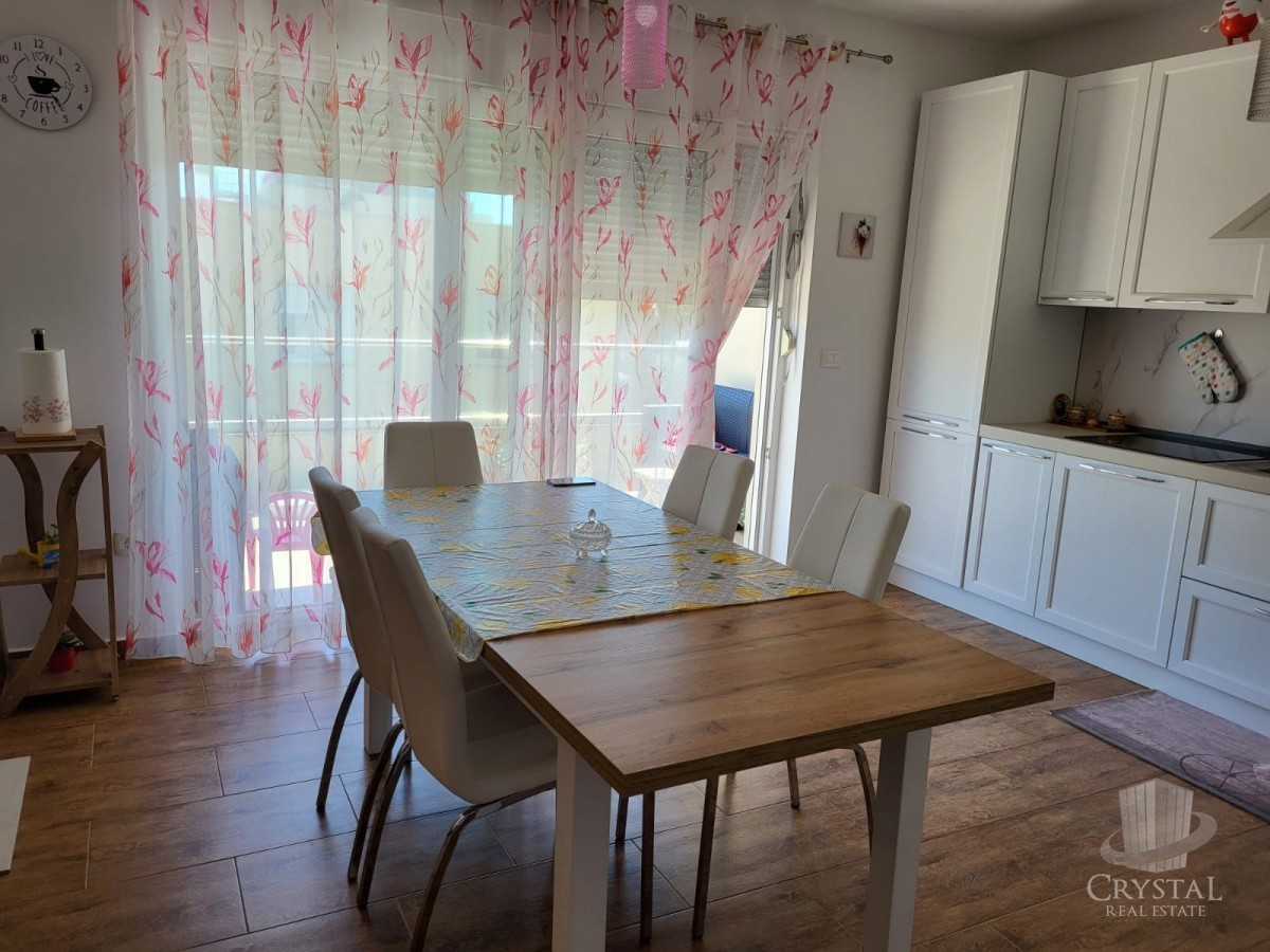 Appartamento spazioso con terrazza sul tetto a Novigrad, a 500 m dal mare