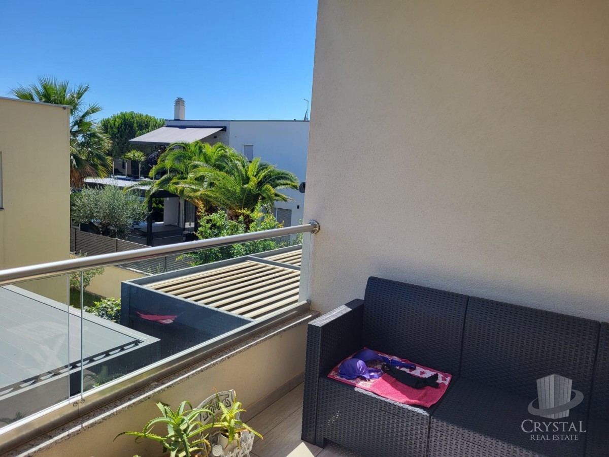 Appartamento spazioso con terrazza sul tetto a Novigrad, a 500 m dal mare