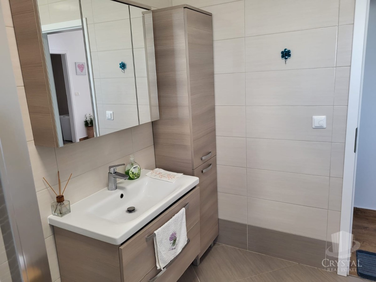 Appartamento spazioso con terrazza sul tetto a Novigrad, a 500 m dal mare