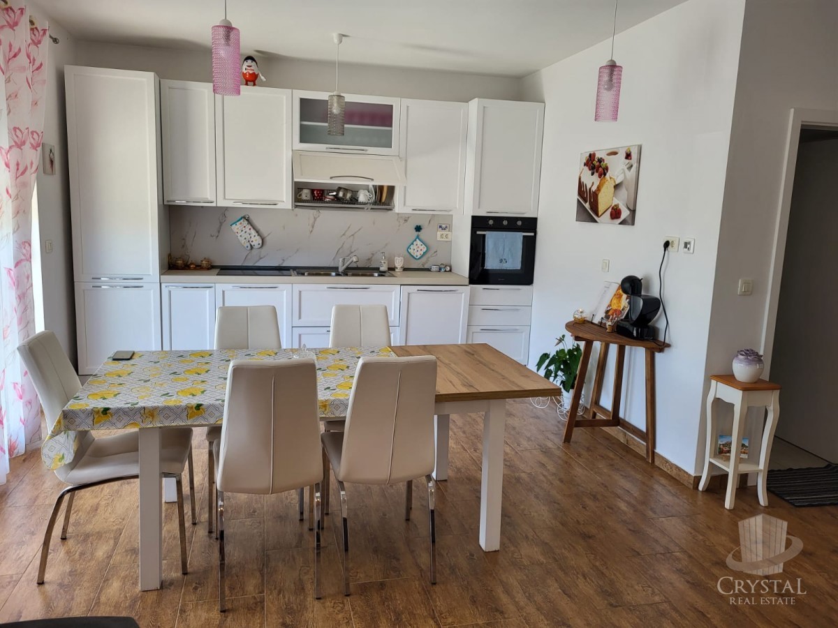 Appartamento spazioso con terrazza sul tetto a Novigrad, a 500 m dal mare