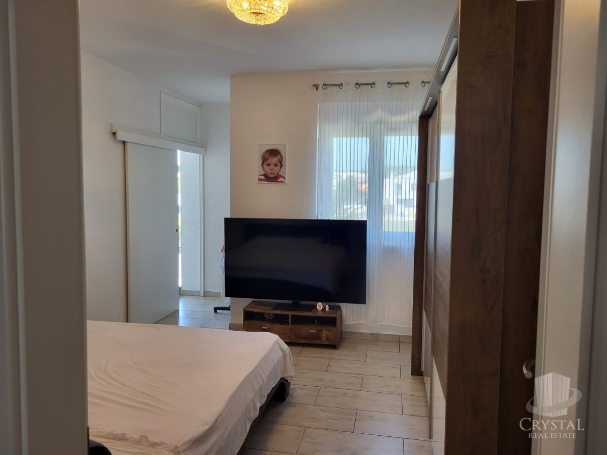 Appartamento spazioso con terrazza sul tetto a Novigrad, a 500 m dal mare