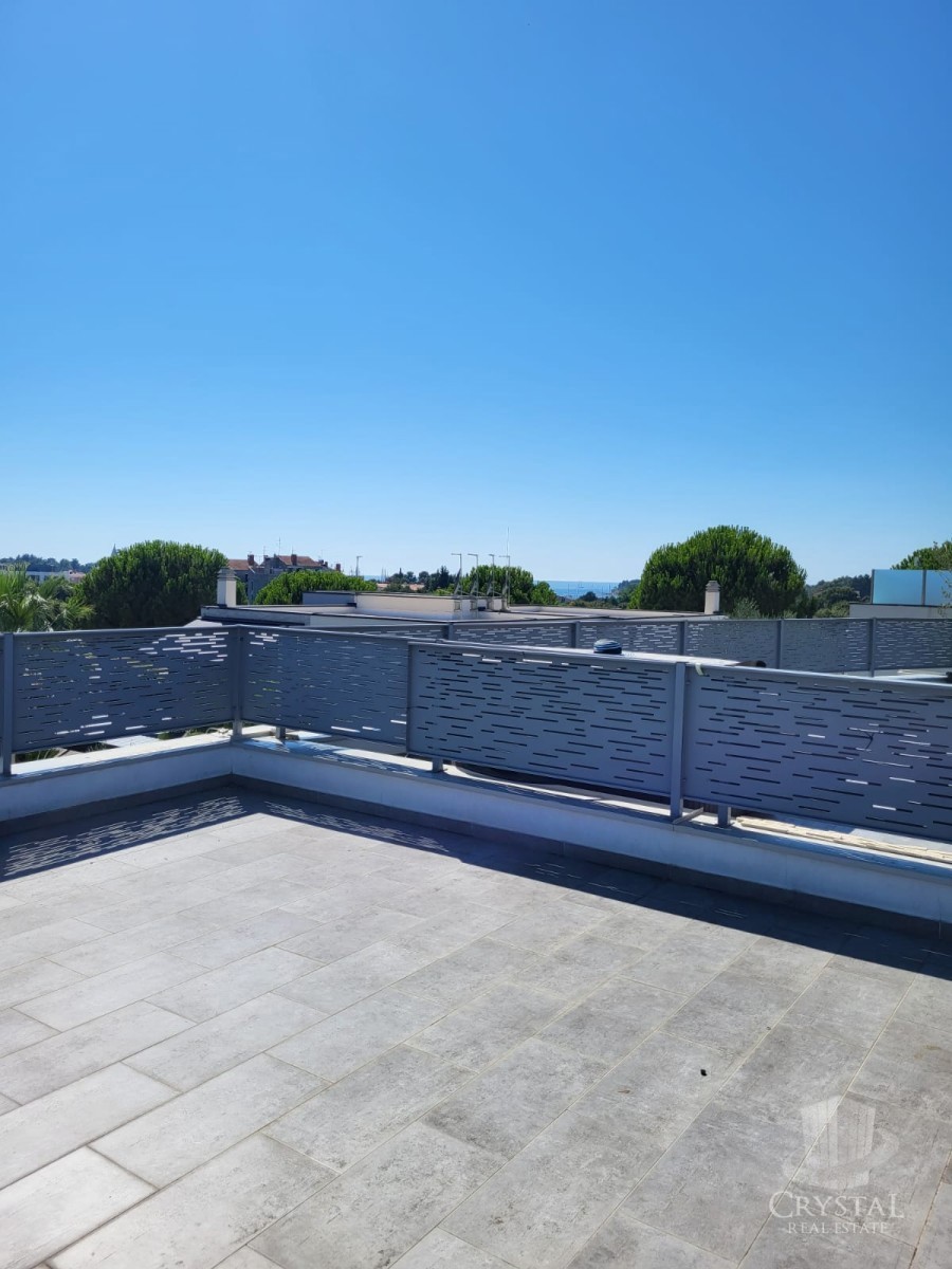 Appartamento spazioso con terrazza sul tetto a Novigrad, a 500 m dal mare