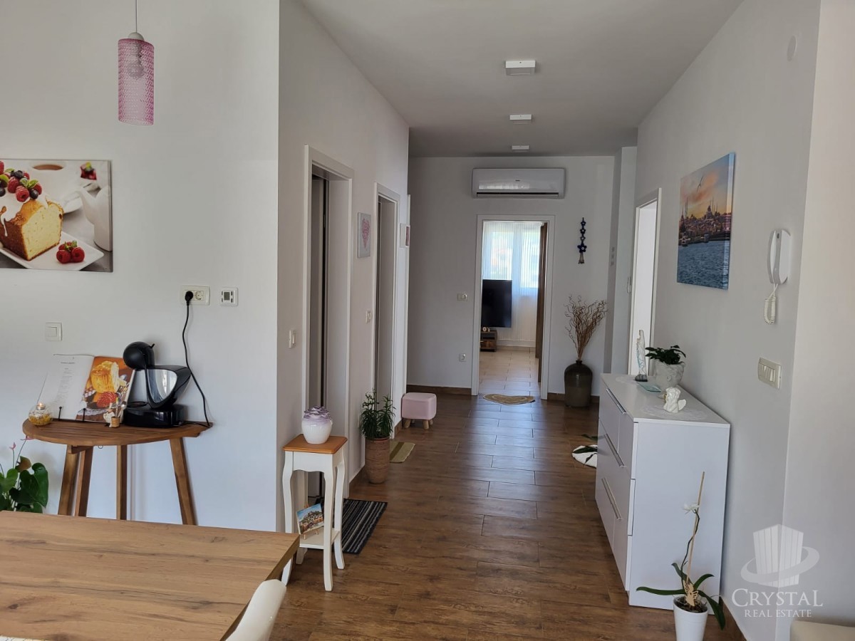 Appartamento spazioso con terrazza sul tetto a Novigrad, a 500 m dal mare