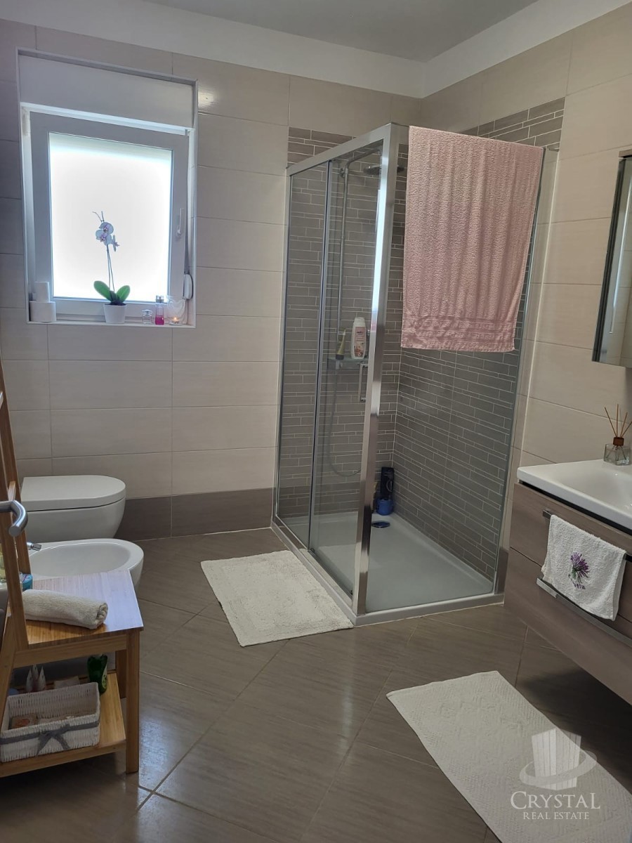 Appartamento spazioso con terrazza sul tetto a Novigrad, a 500 m dal mare