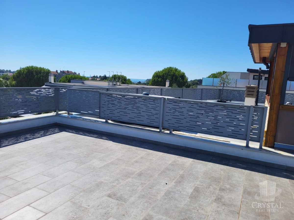 Appartamento spazioso con terrazza sul tetto a Novigrad, a 500 m dal mare