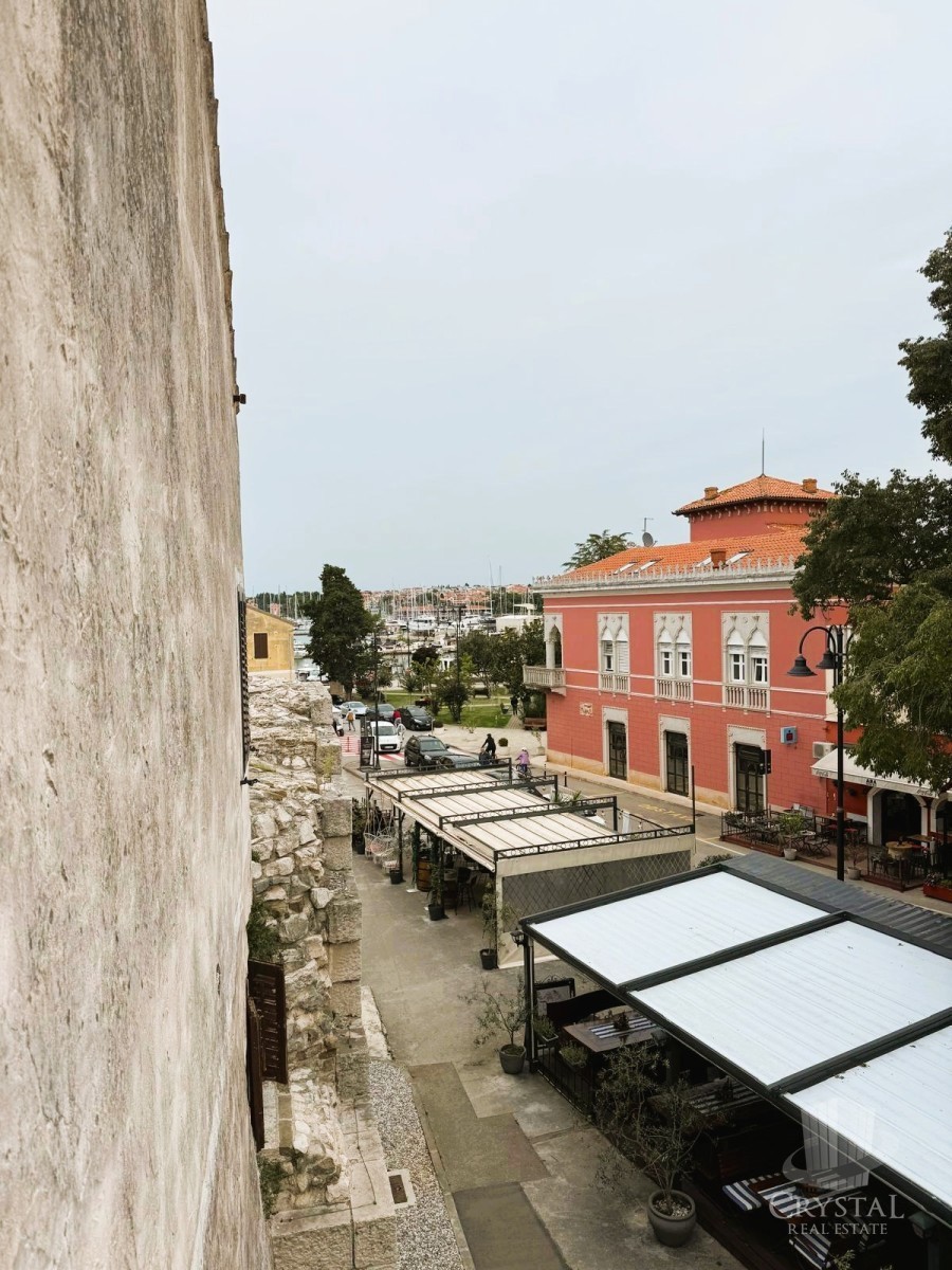 Rarità eccezionale a Novigrad – Casa con tre unità abitative e vista mare