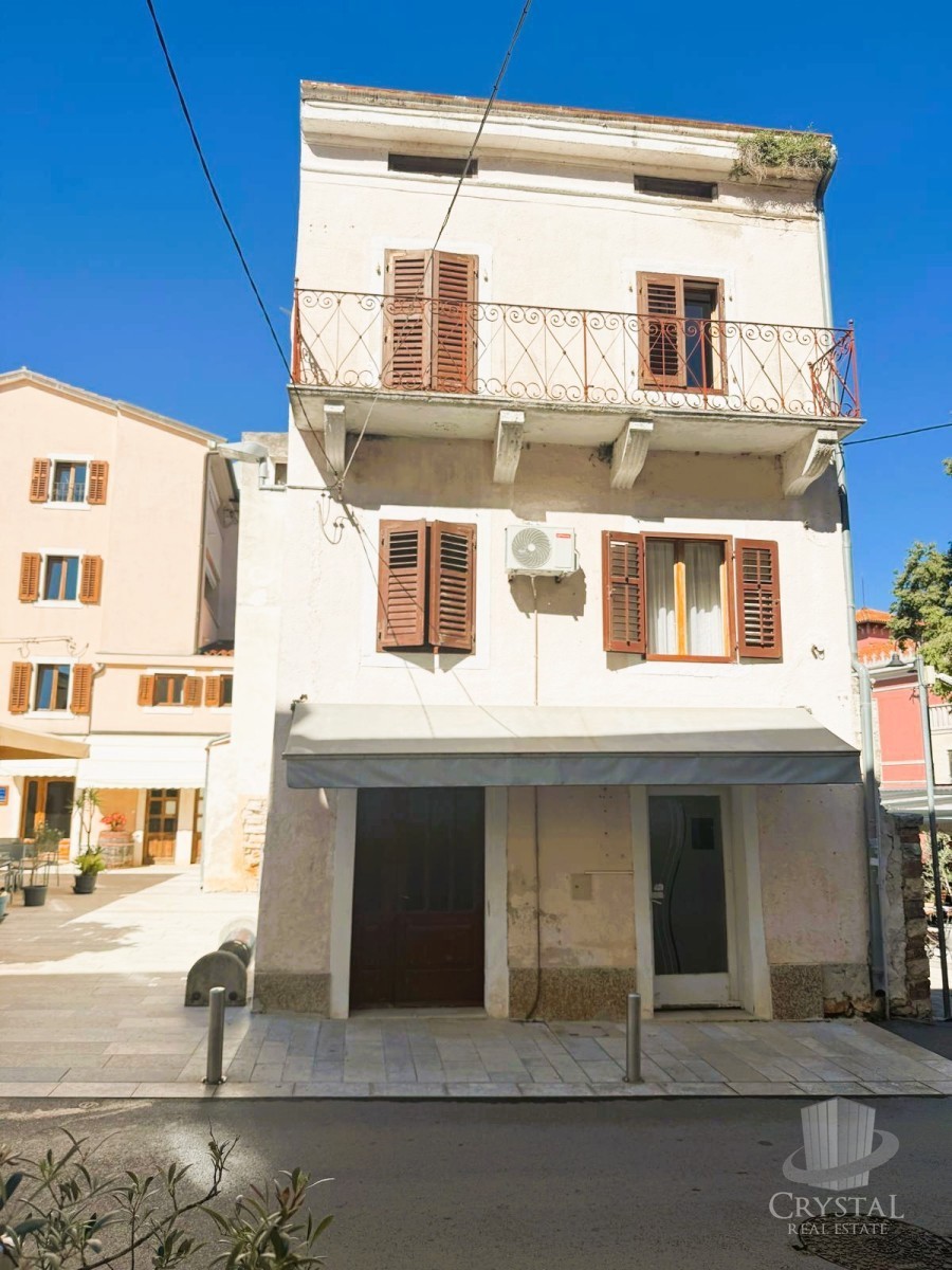 Rarità eccezionale a Novigrad – Casa con tre unità abitative e vista mare
