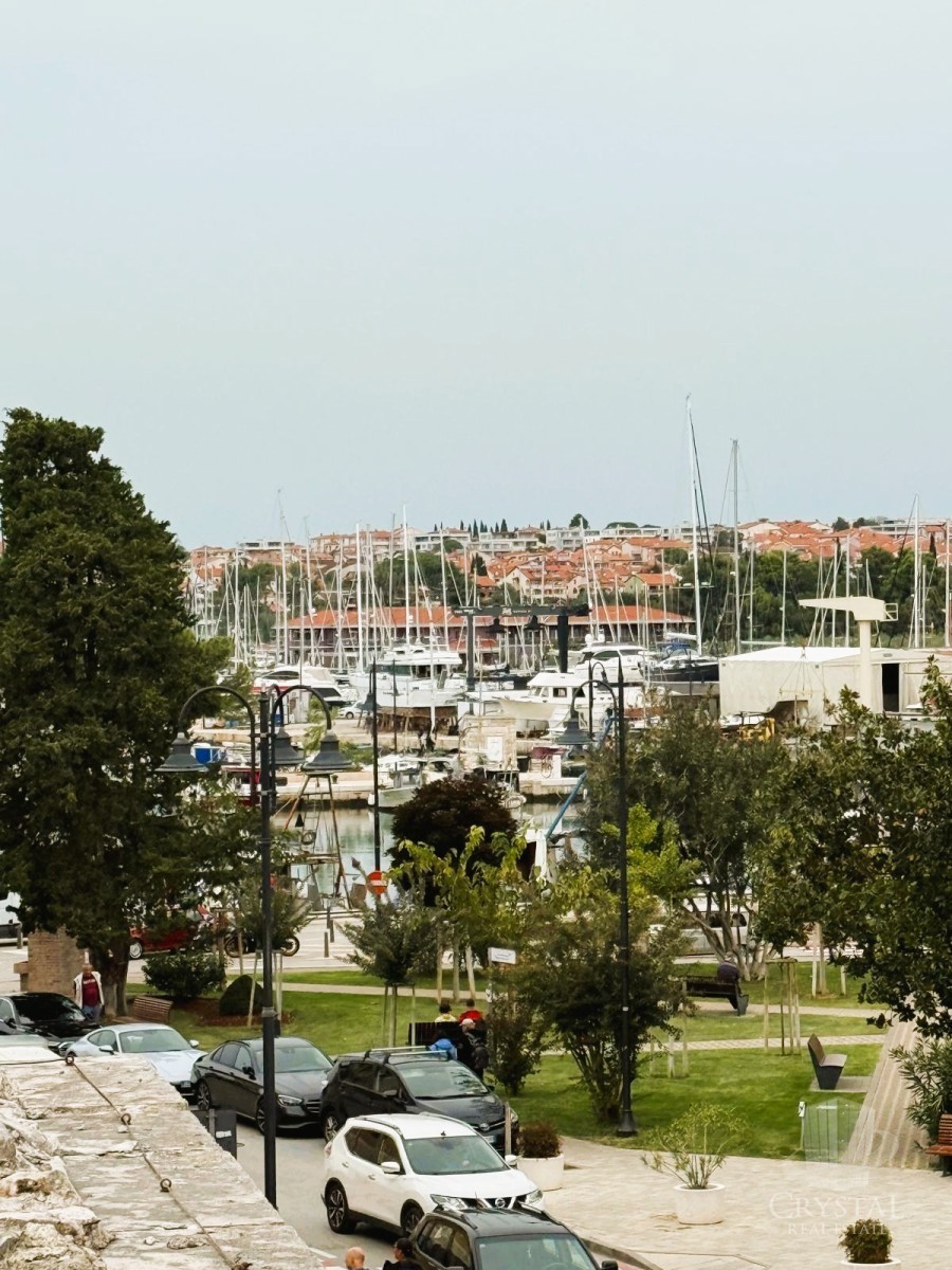 Rarità eccezionale a Novigrad – Casa con tre unità abitative e vista mare