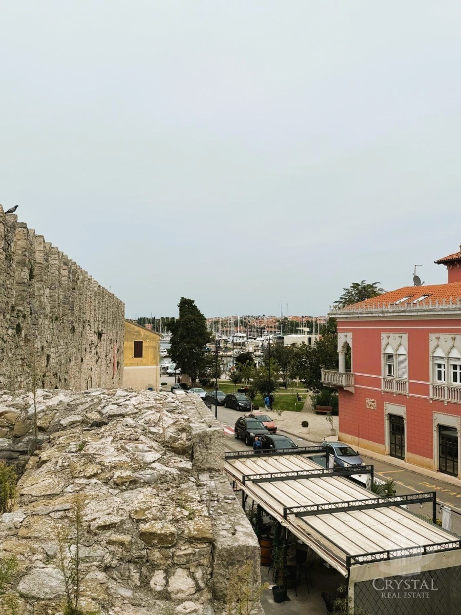 Rarità eccezionale a Novigrad – Casa con tre unità abitative e vista mare