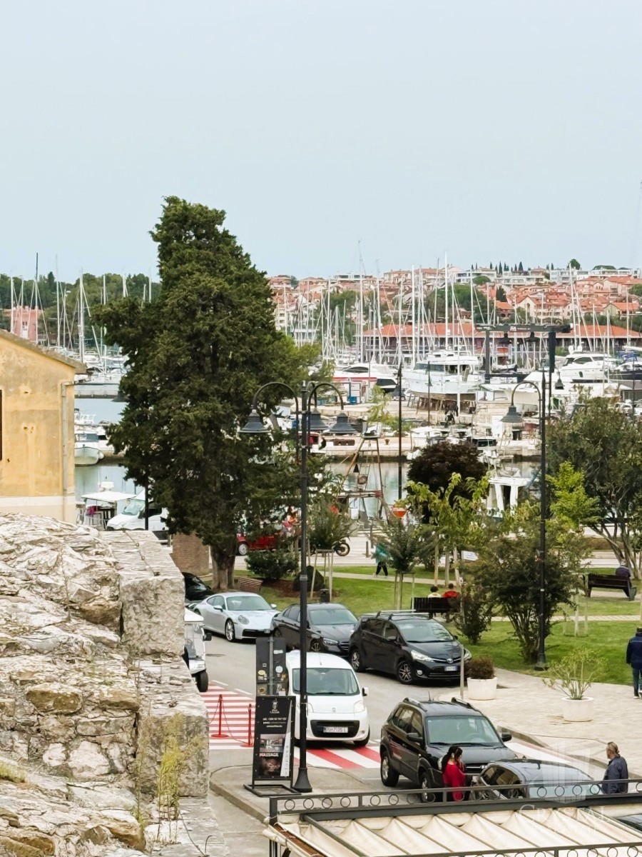 Rarità eccezionale a Novigrad – Casa con tre unità abitative e vista mare