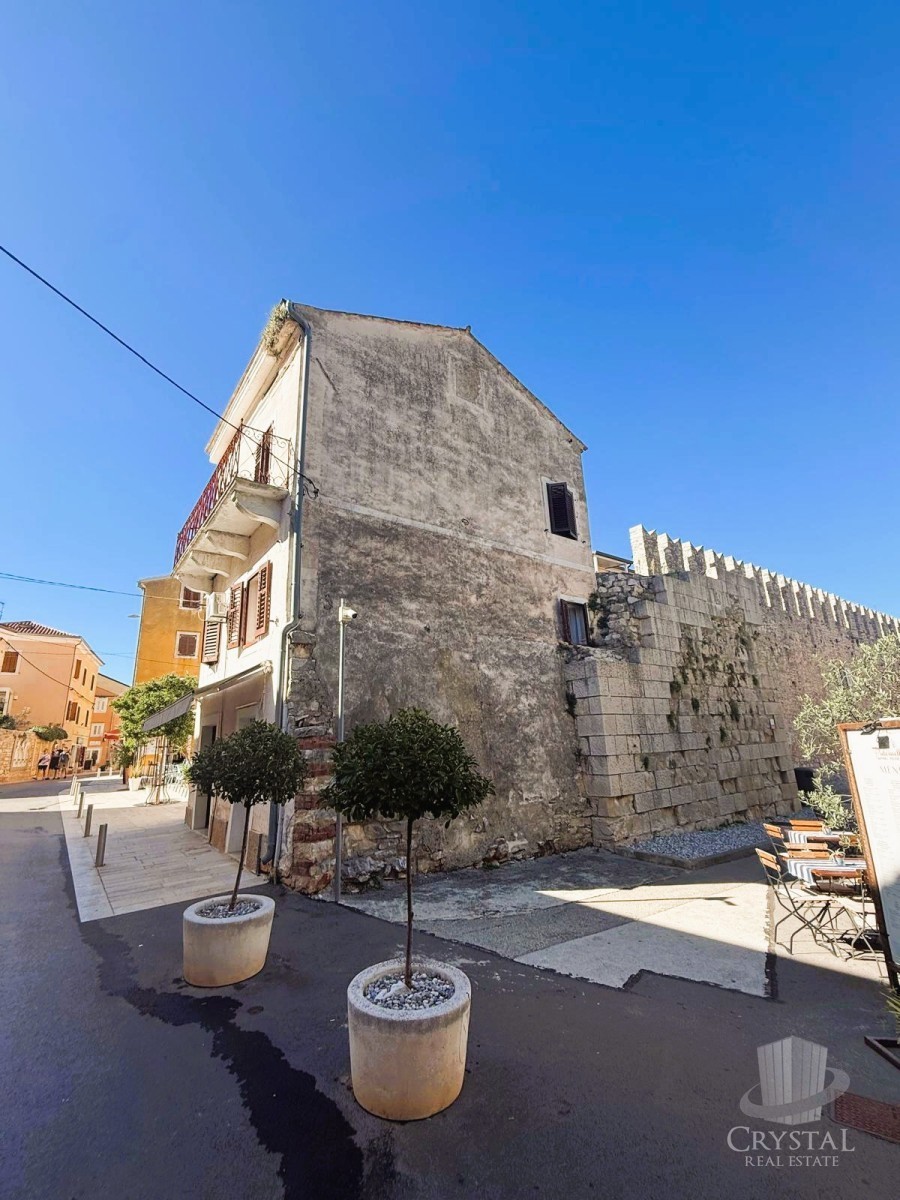 Rarità eccezionale a Novigrad – Casa con tre unità abitative e vista mare