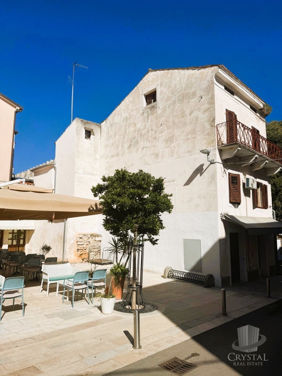 Rarità eccezionale a Novigrad – Casa con tre unità abitative e vista mare