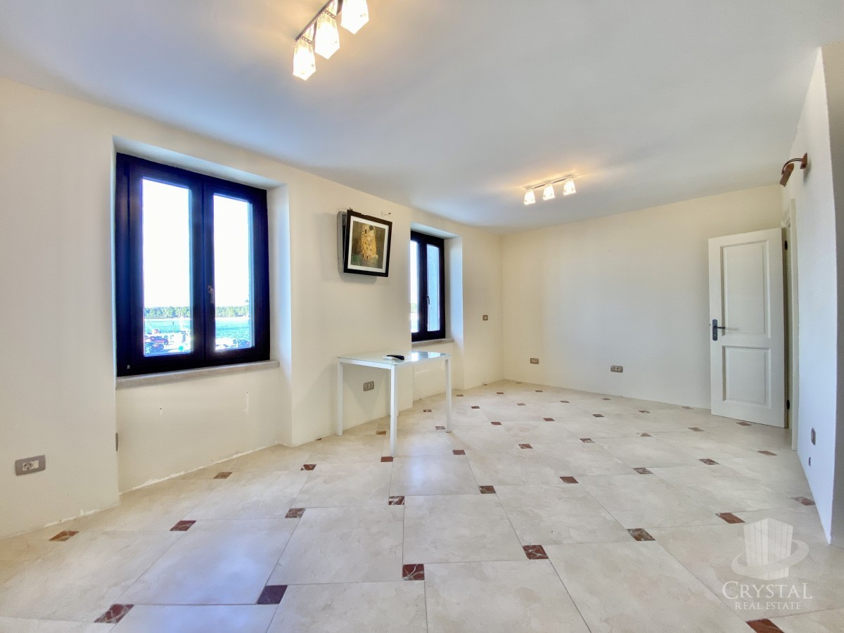 PRIMA FILA SUL MARE! APPARTAMENTO IN UNA POSIZIONE ECCEZIONALE A NOVIGRAD!