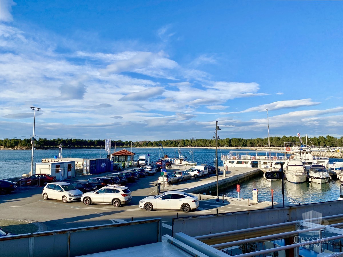PRIMA FILA SUL MARE! APPARTAMENTO IN UNA POSIZIONE ECCEZIONALE A NOVIGRAD!