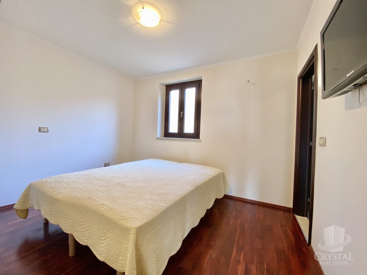 PRIMA FILA SUL MARE! APPARTAMENTO IN UNA POSIZIONE ECCEZIONALE A NOVIGRAD!