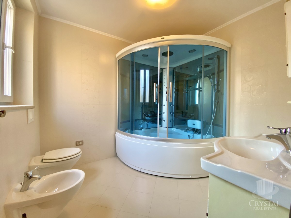 PRIMA FILA SUL MARE! APPARTAMENTO IN UNA POSIZIONE ECCEZIONALE A NOVIGRAD!