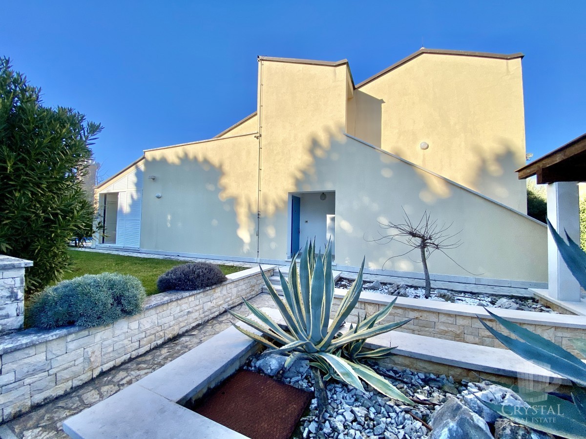 VILLA MODERNA ED ESCLUSIVA CON PISCINA, PRIMA FILA SUL MARE!!