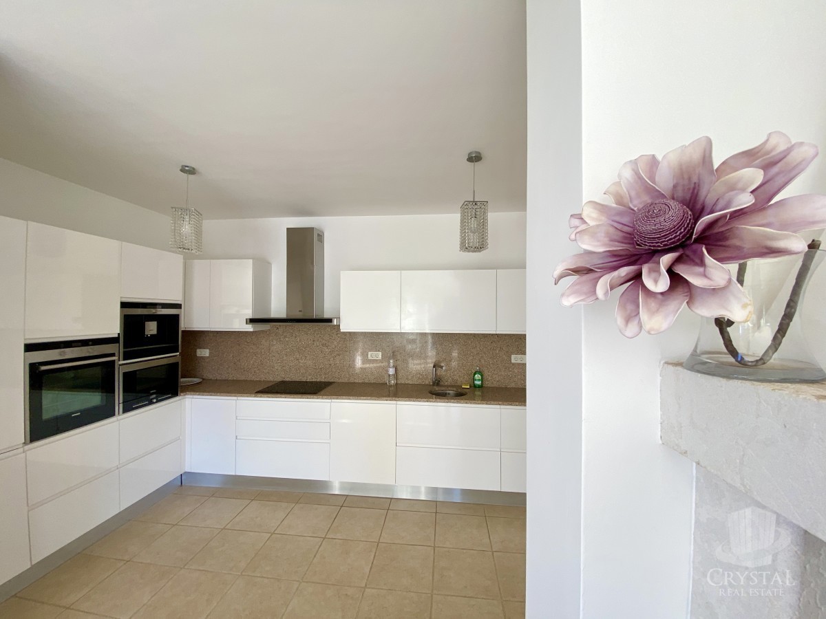 VILLA MODERNA ED ESCLUSIVA CON PISCINA, PRIMA FILA SUL MARE!!