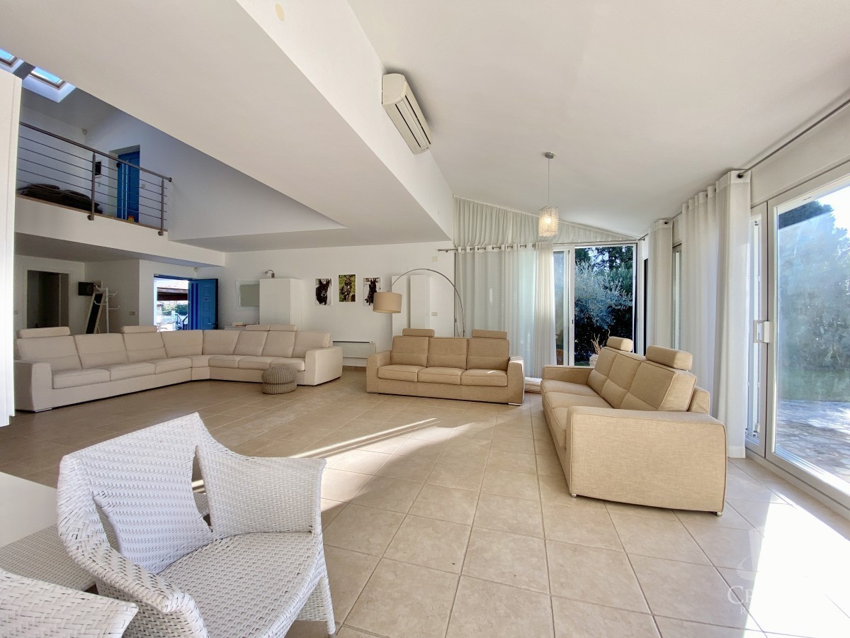 VILLA MODERNA ED ESCLUSIVA CON PISCINA, PRIMA FILA SUL MARE!!