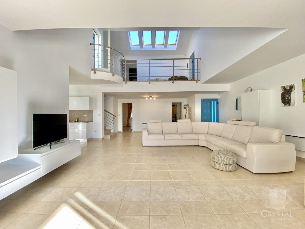 VILLA MODERNA ED ESCLUSIVA CON PISCINA, PRIMA FILA SUL MARE!!