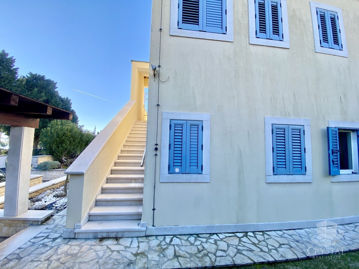 VILLA MODERNA ED ESCLUSIVA CON PISCINA, PRIMA FILA SUL MARE!!