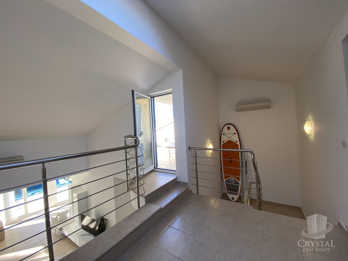 VILLA MODERNA ED ESCLUSIVA CON PISCINA, PRIMA FILA SUL MARE!!