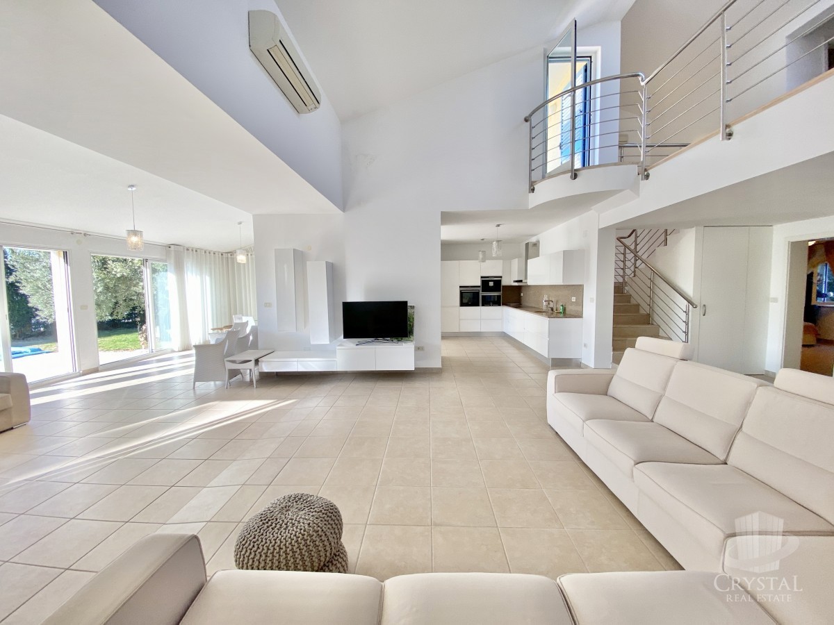 VILLA MODERNA ED ESCLUSIVA CON PISCINA, PRIMA FILA SUL MARE!!