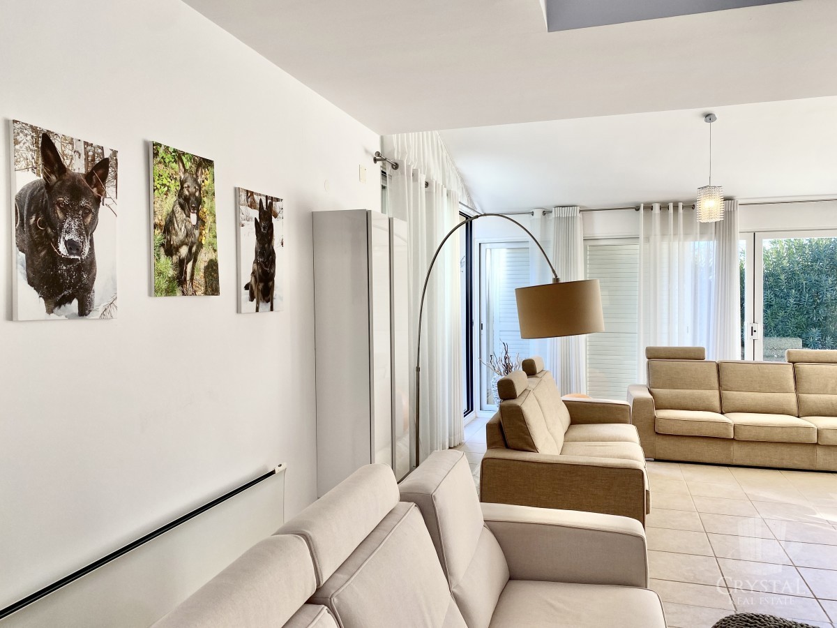 VILLA MODERNA ED ESCLUSIVA CON PISCINA, PRIMA FILA SUL MARE!!